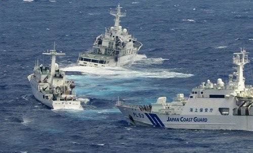 Tàu hải giám Trung Quốc quần nhau với tàu tuần tra của Lực lượng bảo vệ bờ biển Nhật Bản.